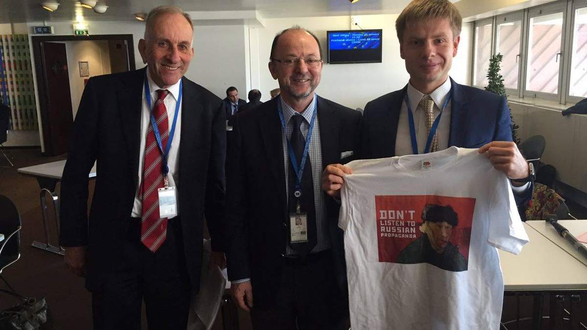 Депутатам у ПАРЄ роздали футболки з антиросійськими слоганами