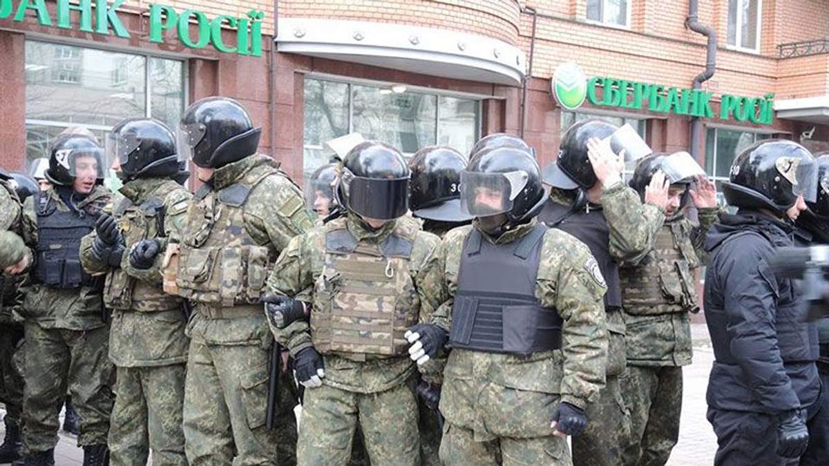 З'явилися фото і відео розтрощених російських банків у Києві