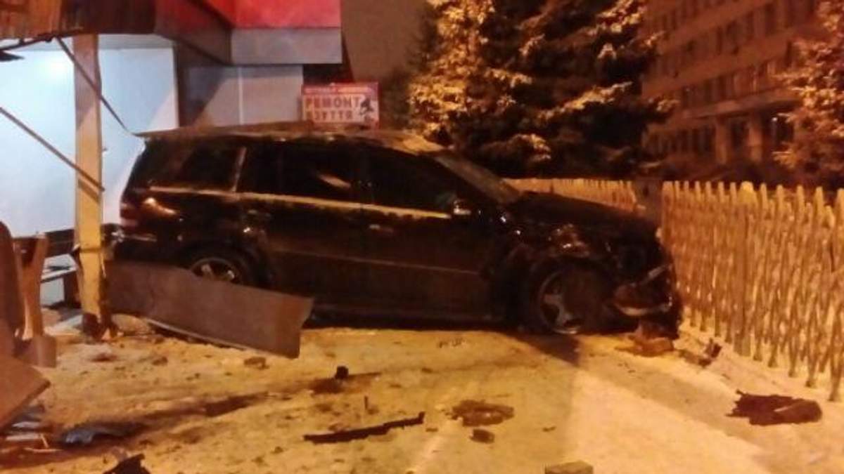 П’яний водій на позашляховику влетів у зупинку 