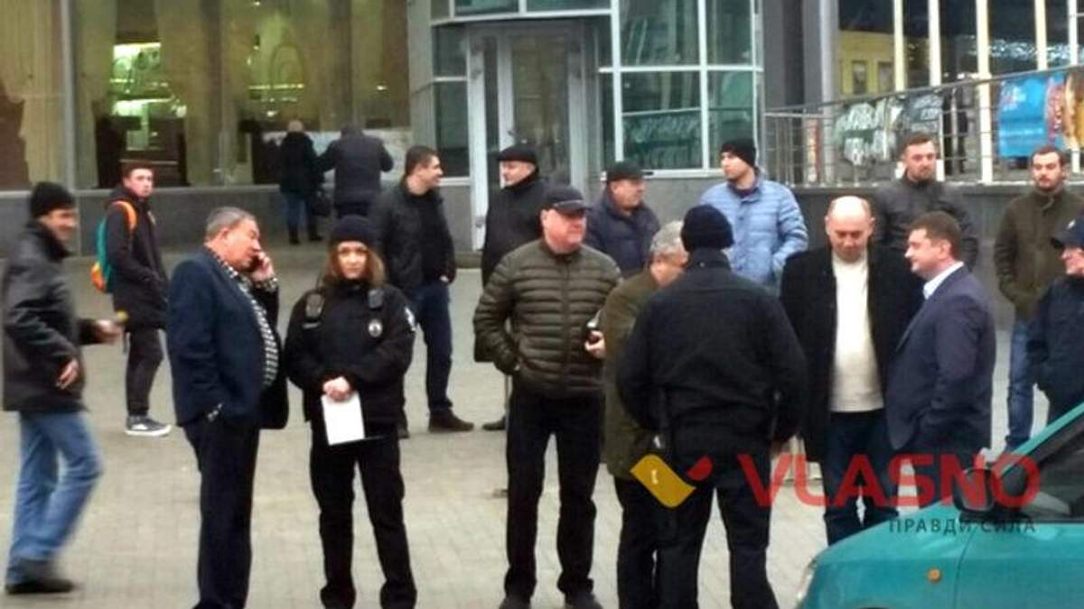 Недоторканих не буває. Поліція покарала батька Гройсмана, — ЗМІ Недоторканих не буває. Поліція покарала батька Гройсмана, — ЗМІ