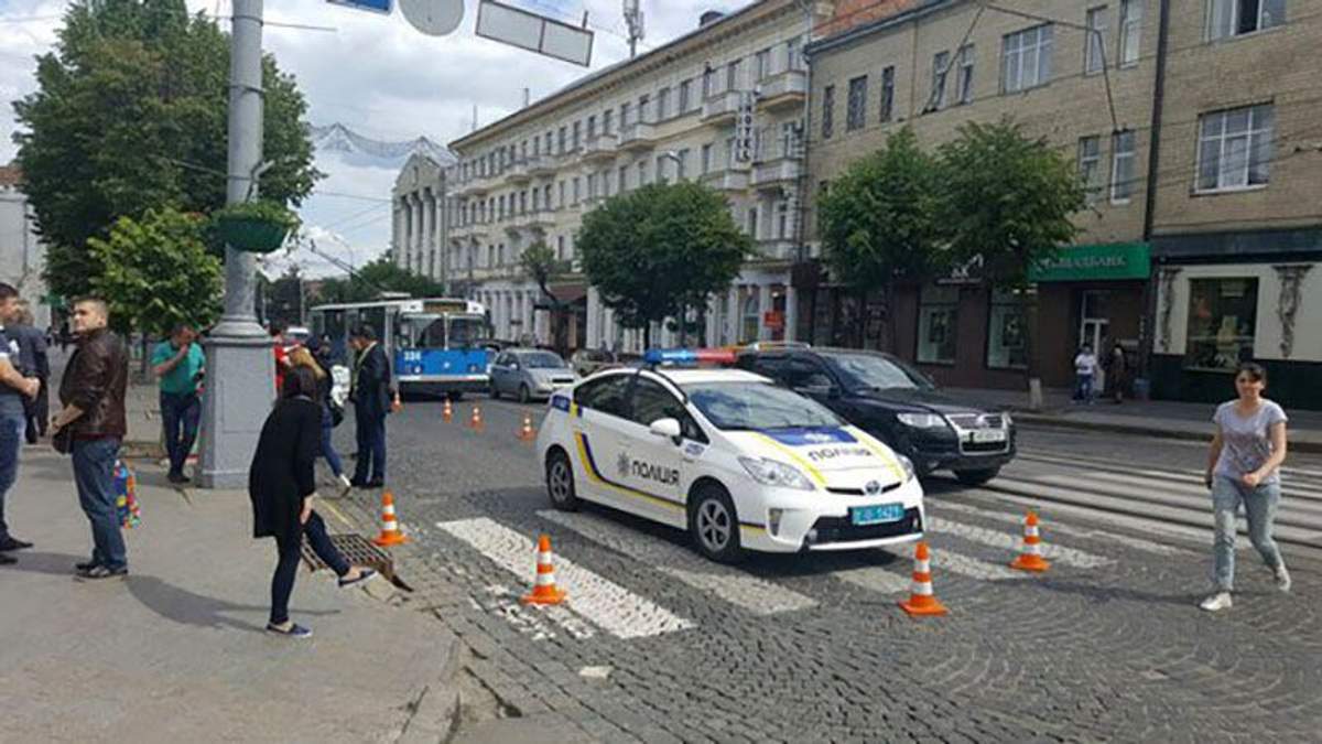 У центрі Вінниці патрульні збили дівчину на "зебрі"