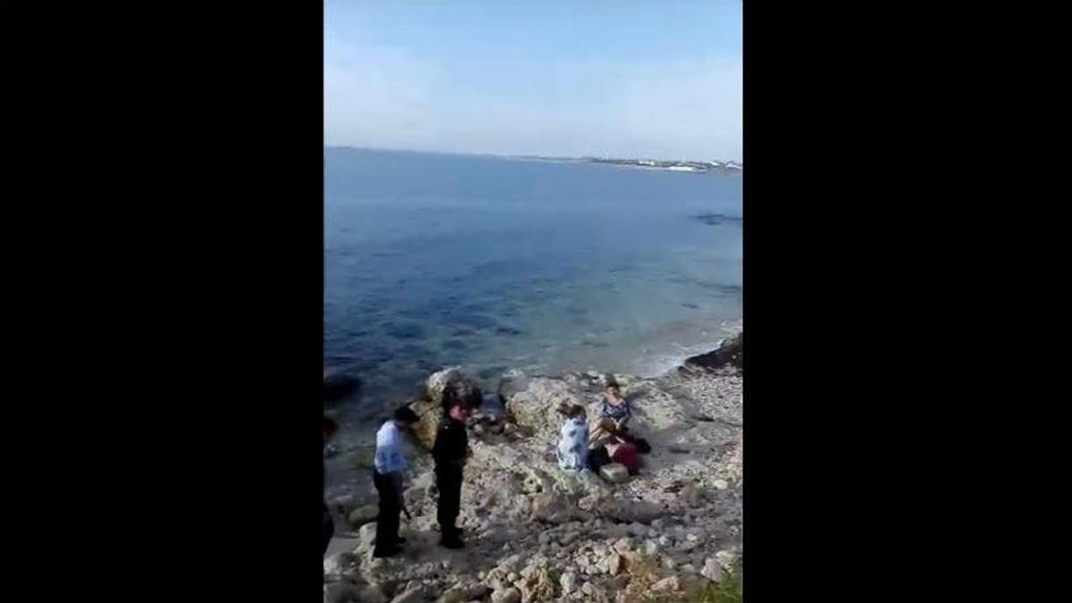Вооруженная полиция пугает людей на крымском пляже – появилось видео
