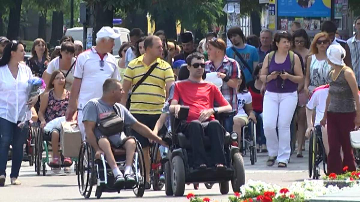 Жителі Дніпра змусили посадовців проїхатись по місту в інвалідному візку
