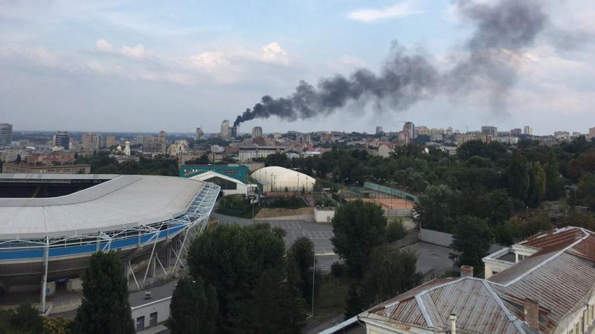 Шалена пожежа триває у центрі Дніпра: з'явилось відео 