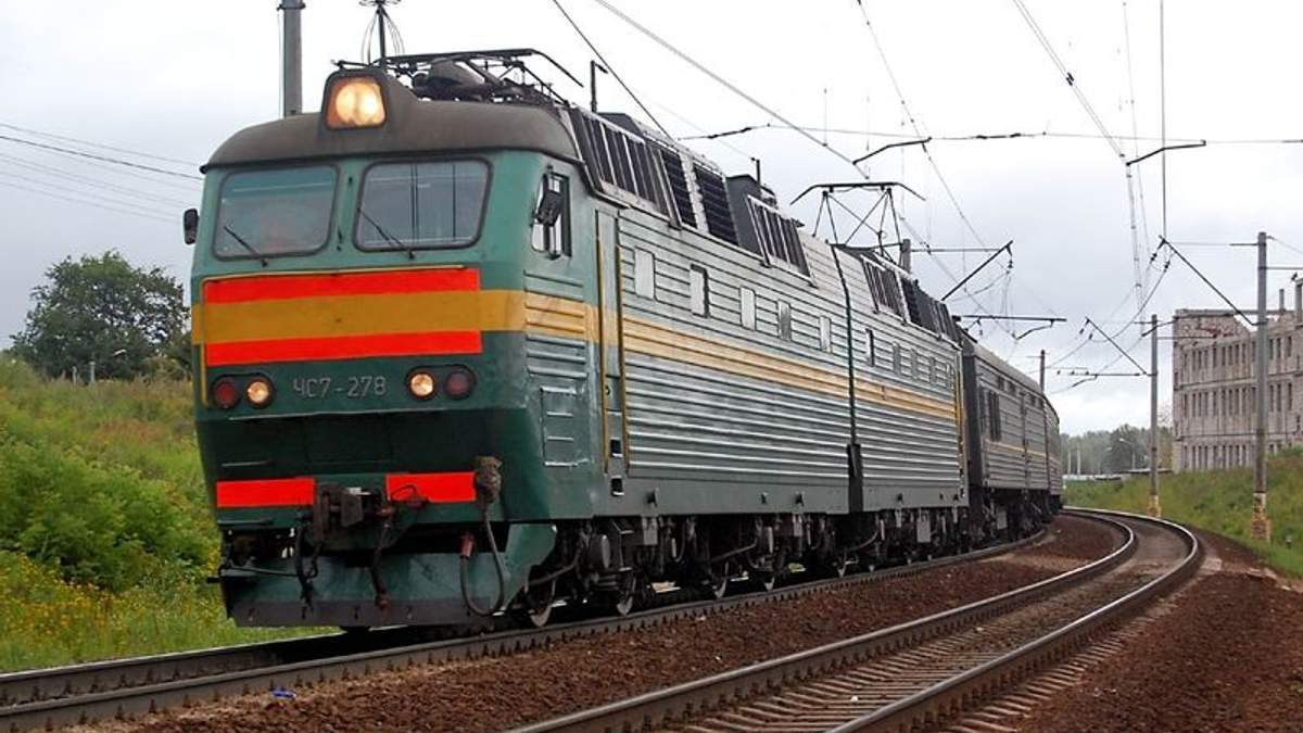 Грузовой поезд с машинами Грузовой поезд с машинами