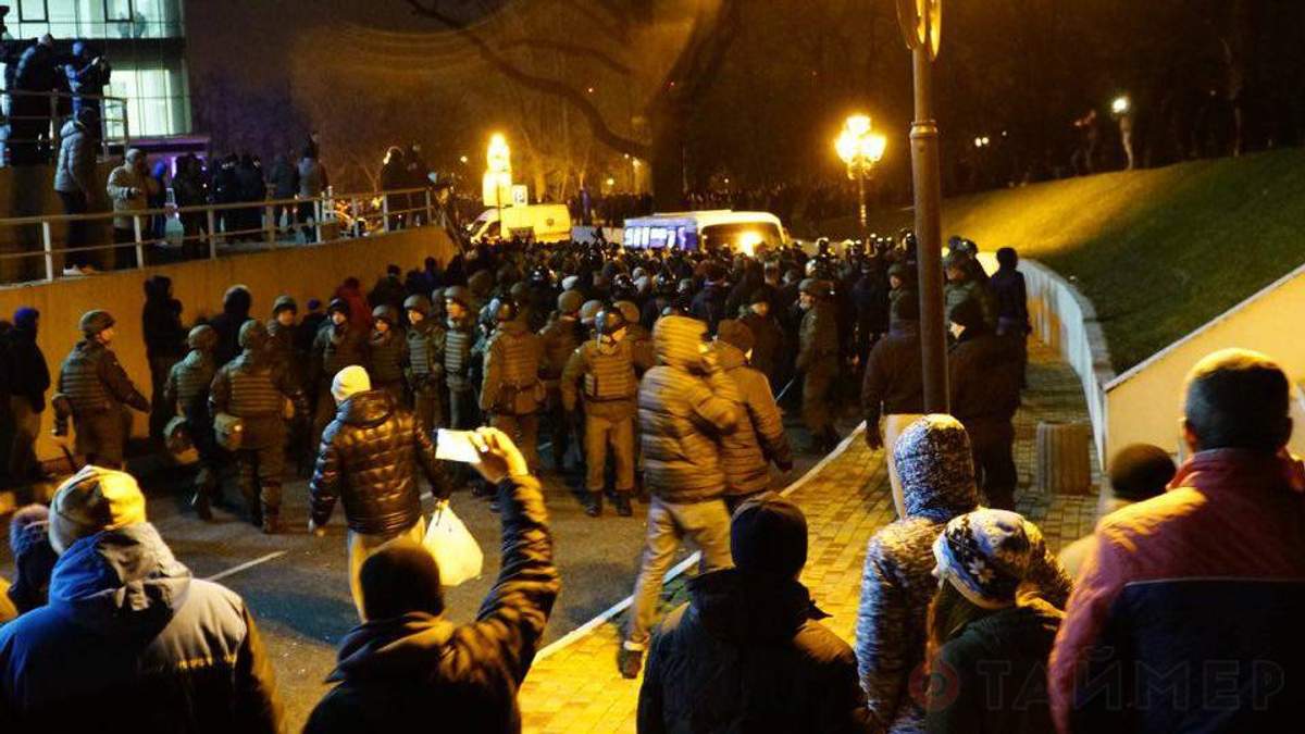 Бесчинства фанатов в Одессе: летели петарды и камни в толпу