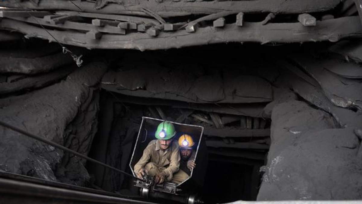 Понад 200 гірників застрягли під землею на шахті у Донецьку 