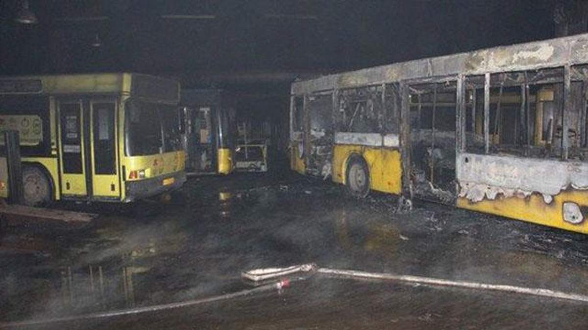 Масштабна пожежа знищила 6 автобусів у Києві