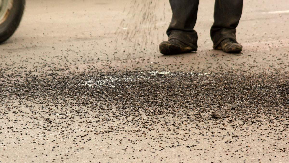 Шокуюча цифра: скільки доріг відремонтували в Україні за рік