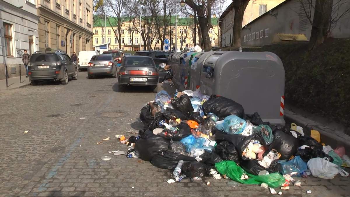 Через сміттєву блокаду у Львові можуть закрити школи та дитсадки