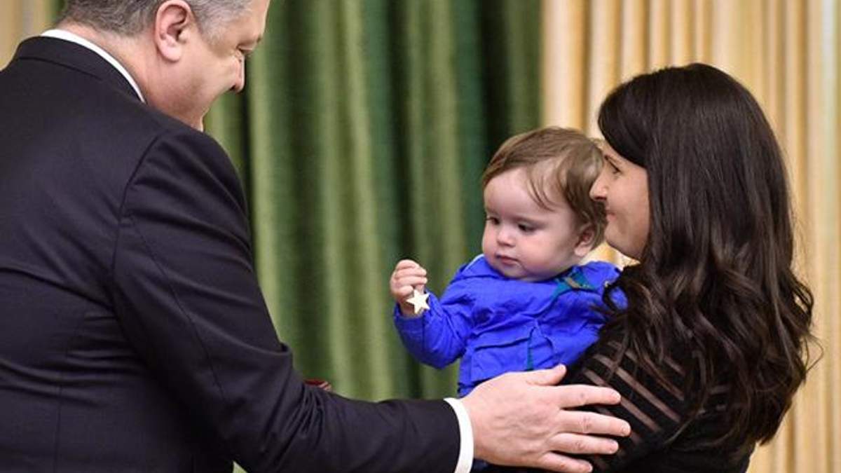 Зворушлива мить: Порошенко передав військову нагороду маленькому сину загиблого бійця АТО