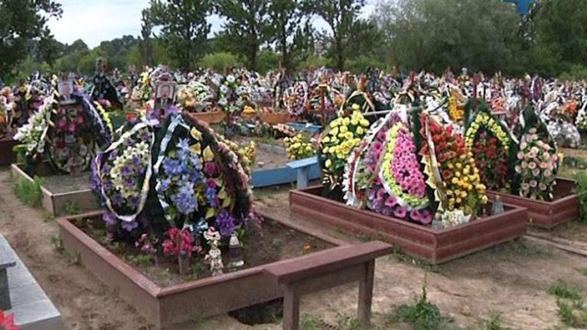 Українців закликають не використовувати пластикові квіти на цвинтарях