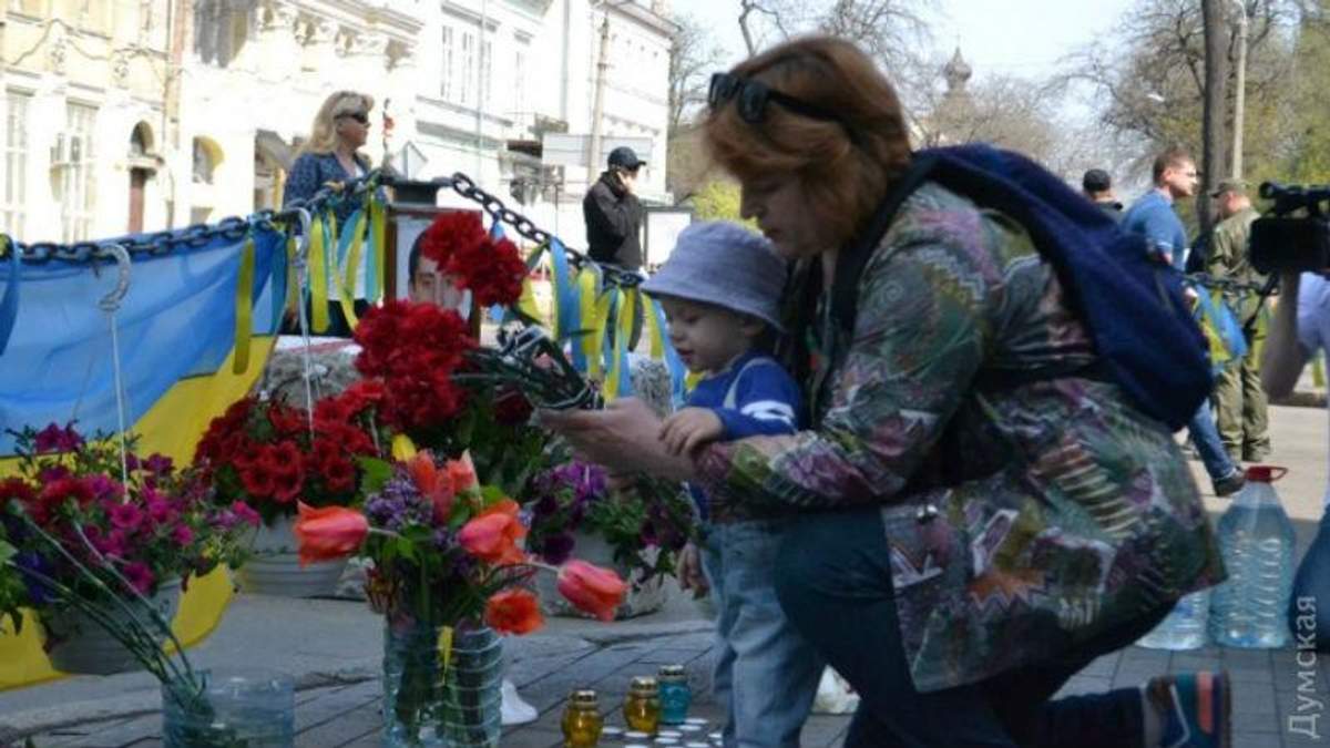 Одесситы с "бандеровскими" флагами почтили погибших патриотов