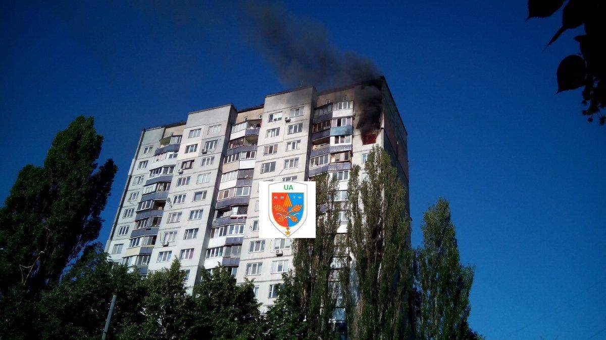Пожежа на Теремках у Києві: у небі видно чорний стовп диму