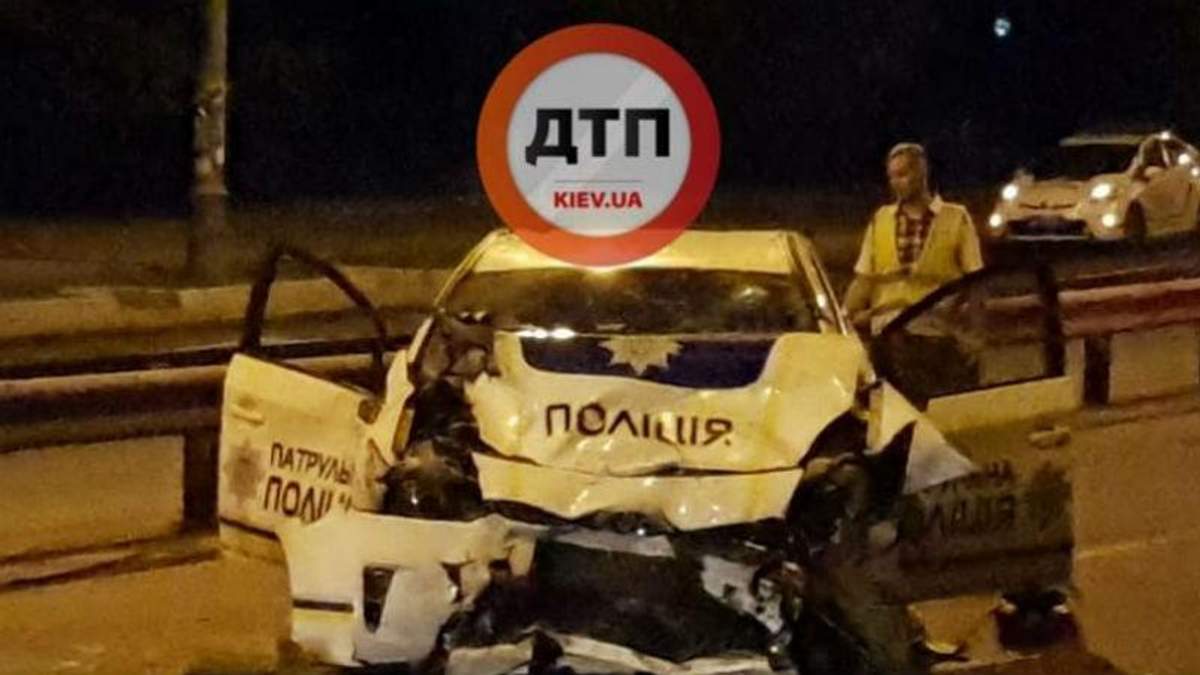 Масштабная авария в Киеве: водитель на скорости врезался в машину полиции, есть пострадавшие
