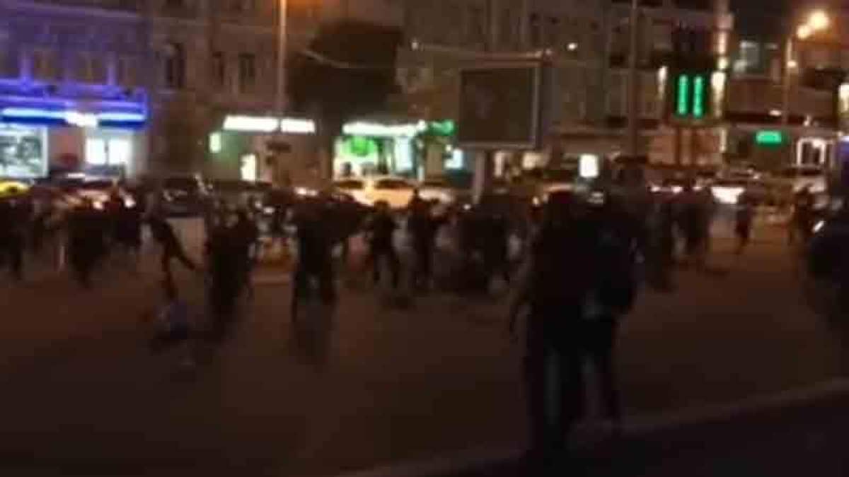 Футбольные фанаты устроили массовую драку в Киеве: появилось видео столкновений