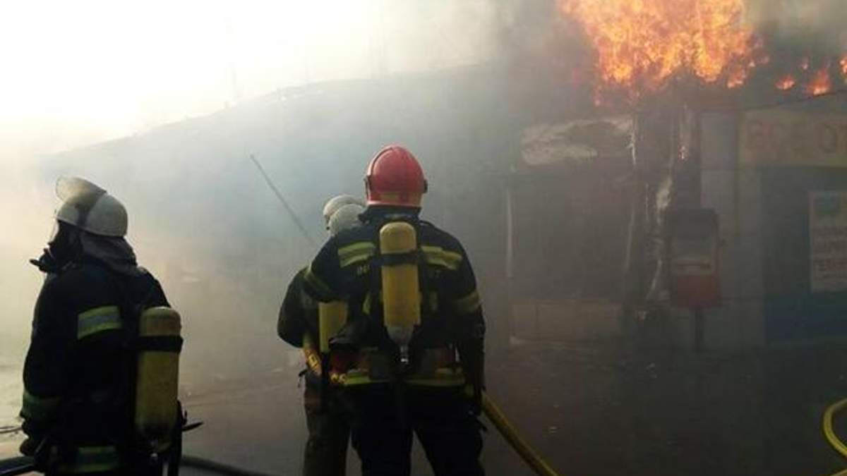 Масштабну пожежу в Києві вдалося загасити: рятувальники розповіли деталі