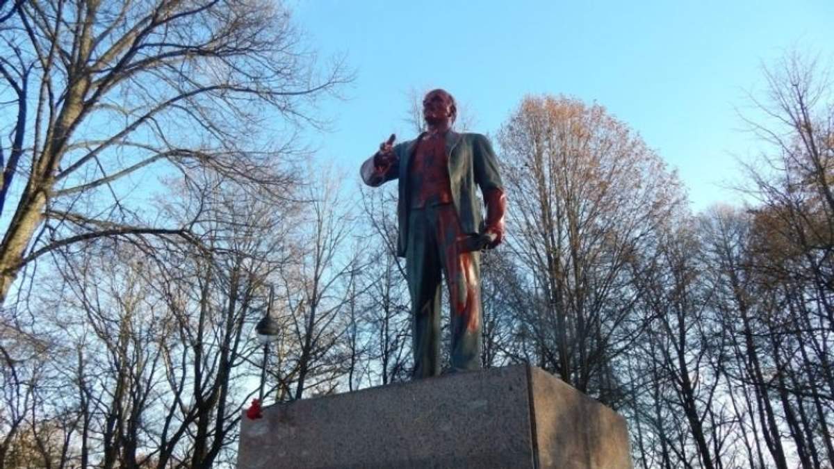 У Росії пам’ятник Леніну облили червоною фарбою та зняли на фото