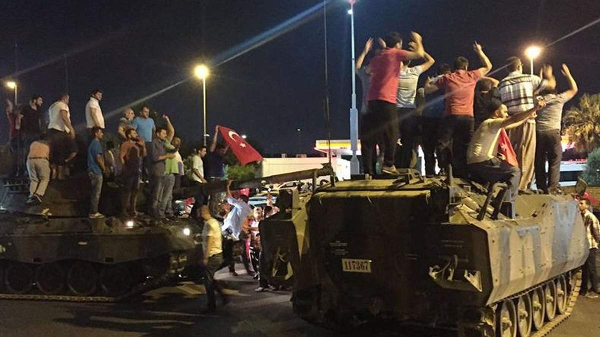 В Туреччині хочуть заарештувати ще понад 300 військових 