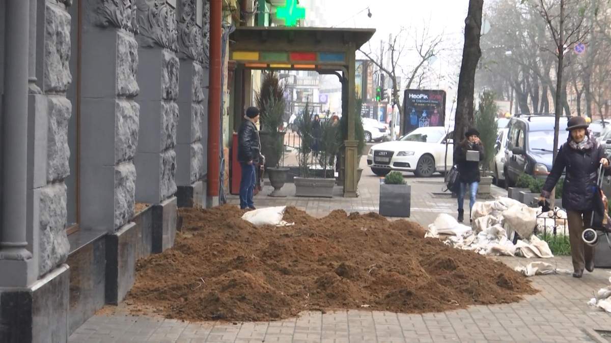 Элитный магазин в Киеве украсили навозом: есть фото