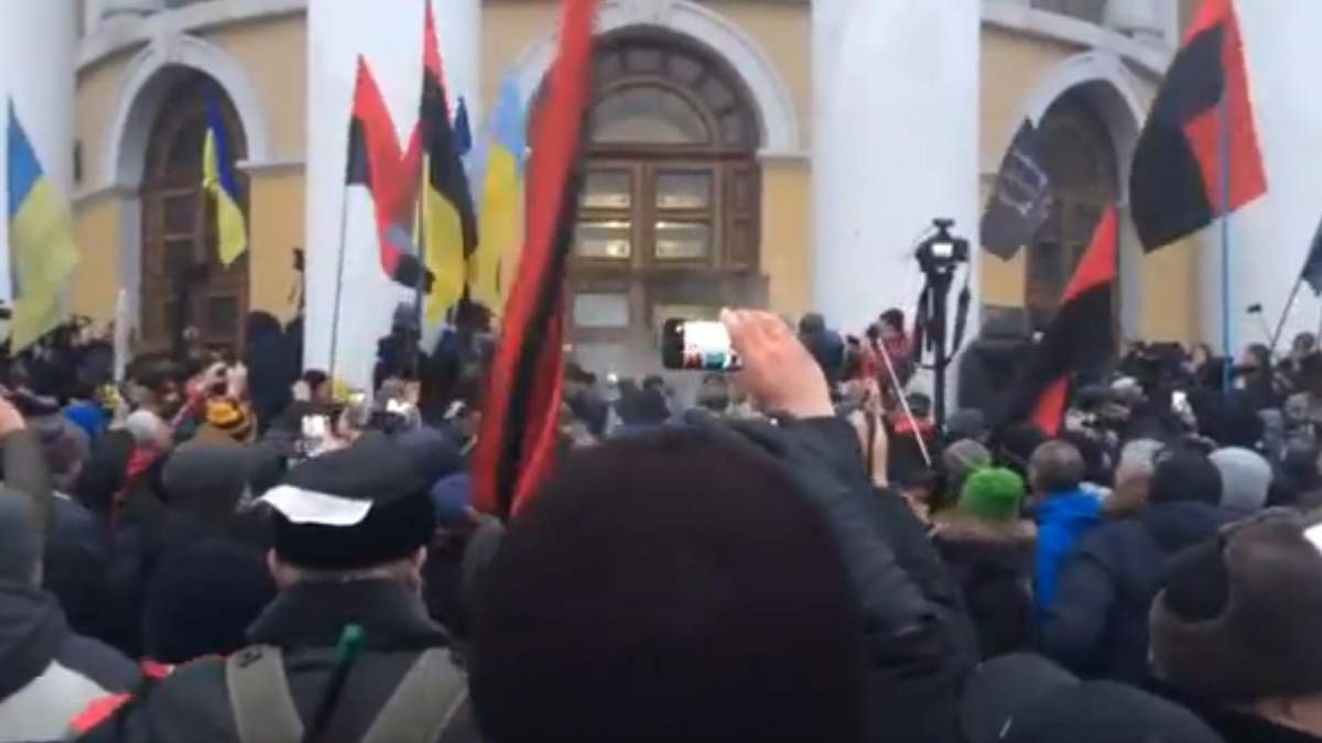 Столкновения на митинге в Киеве: активисты пытаются взять штурмом Октябрьский дворец. Видео