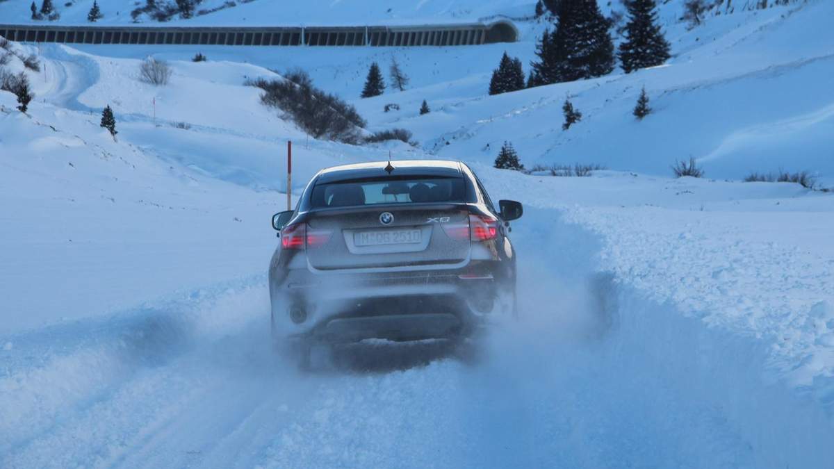 Езда по снегу: как ездить зимой безопасно для себя и авто