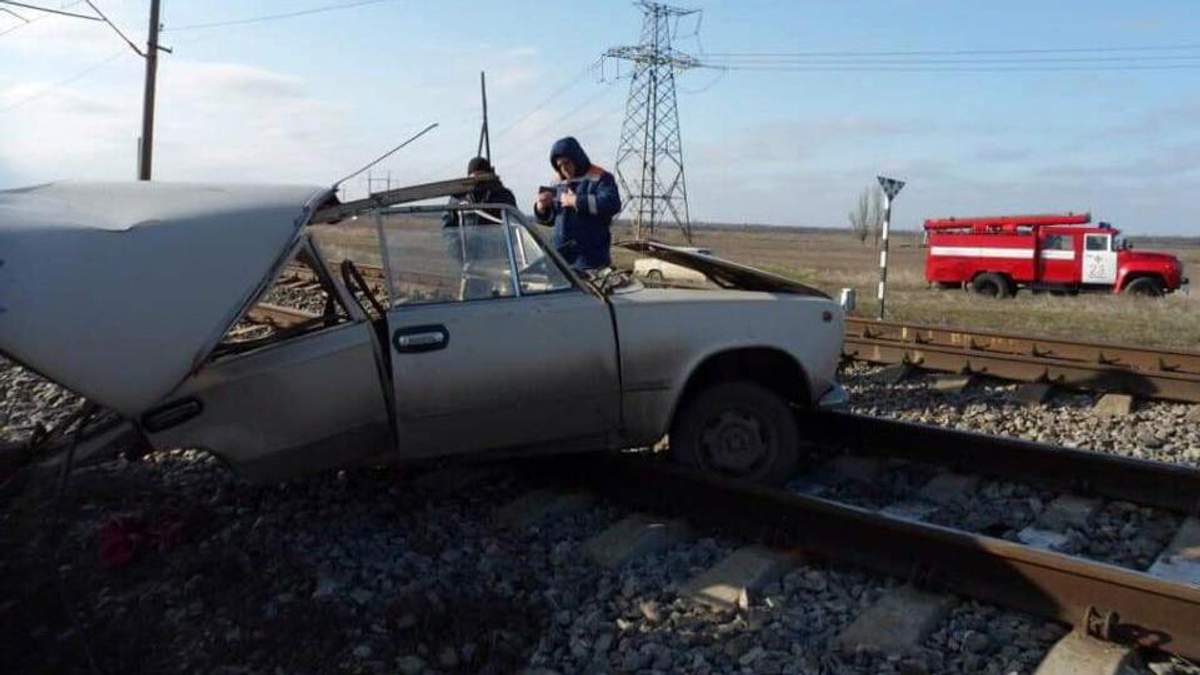 Поезд протаранил автомобиль в Запорожье: водитель и пассажир чудом выжили (фото)