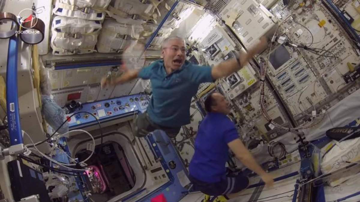 На МКС состоялся первый в мире "турнир по бадминтону" в условиях невесомости: видео из космоса