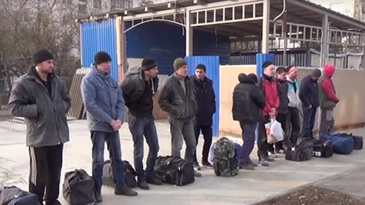 Оккупанты из Крыма "депортировали" в Россию 23 украинцев, которые ремонтировали детсад