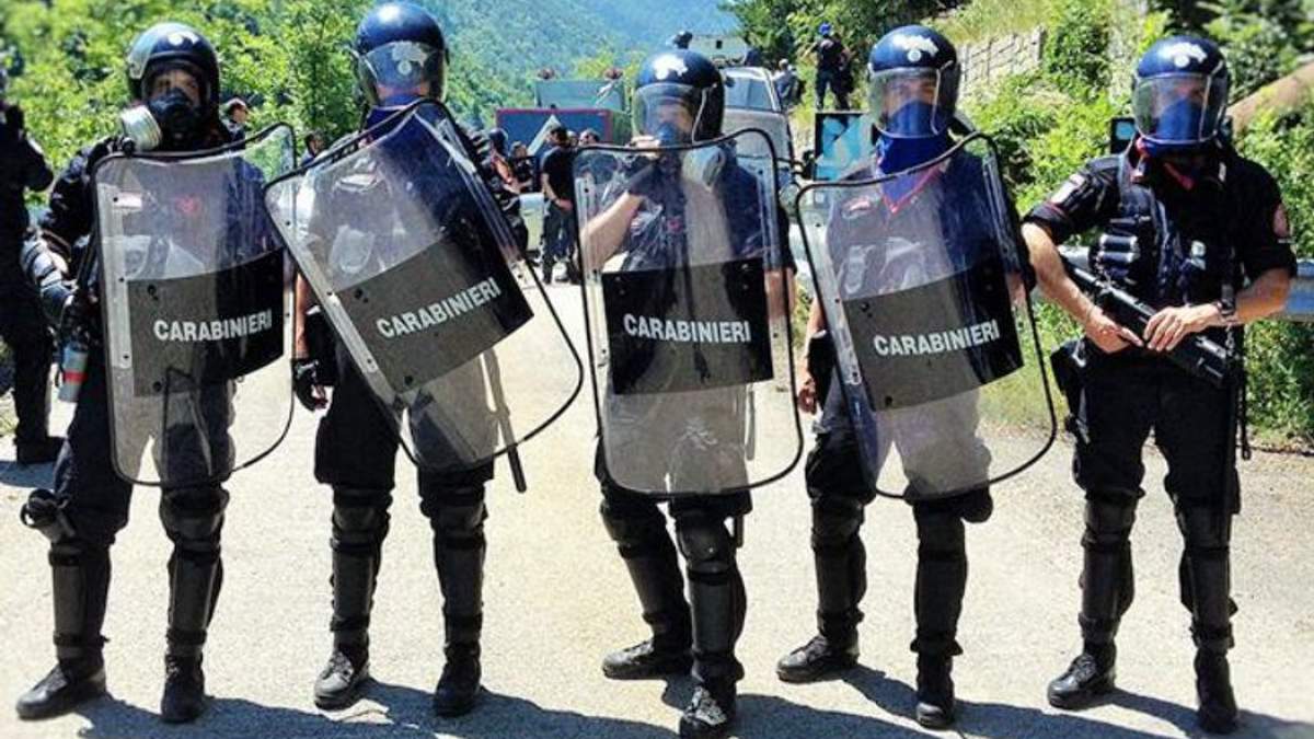 В Италии состоялись многотысячные митинги праворадикалов и антифашистов за неделю до выборов