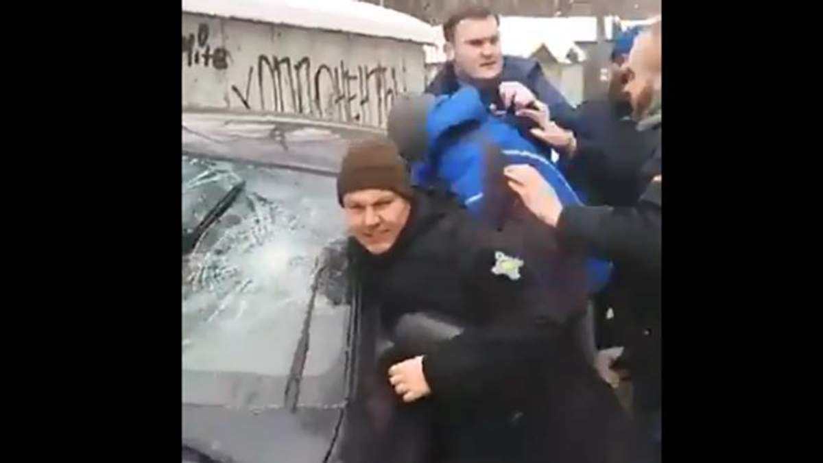 Рознесли авто та ледь не розтрощили людей: активісти з кулаками затримували кривдників Левченка 