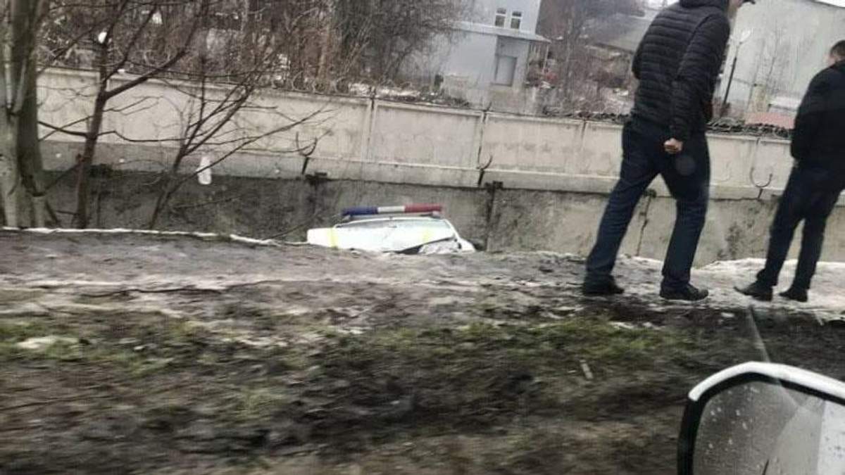 В Одессе автомобиль патрульных упал с моста