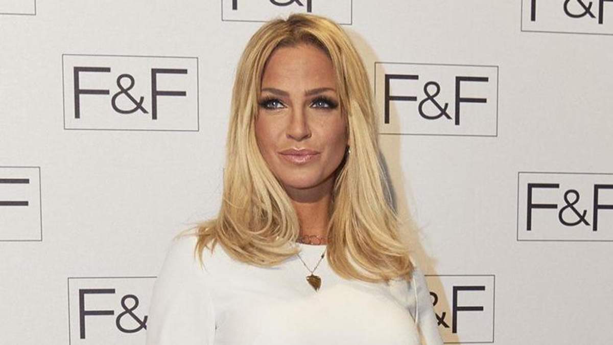 Pevica Sara Harding Zasvetila Nemalenkuyu Tatuirovku V Elegantnom Plate Foto Lifestyle 24