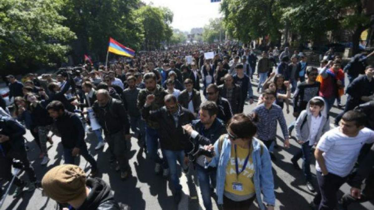 Протесты в Ереване: демонстранты заблокировали резиденцию премьер-министра