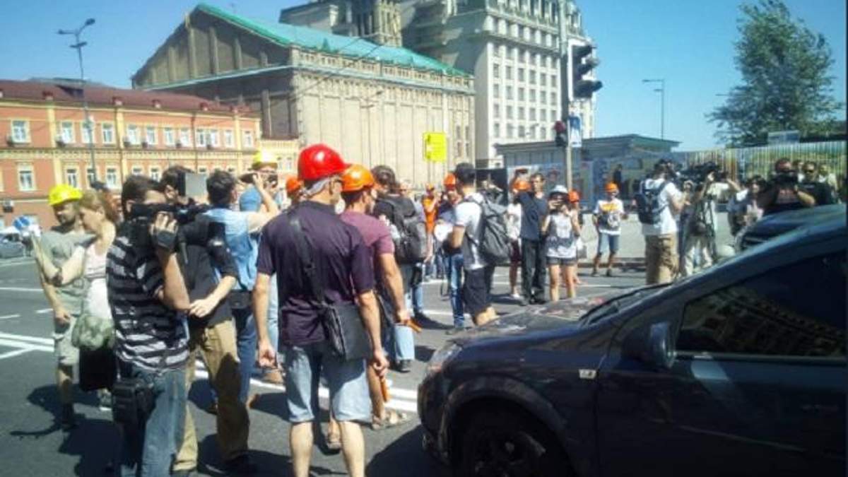Активисты перекрыли Почтовую площадь в Киеве из-за затопления артефактов Киевской Руси: подробно