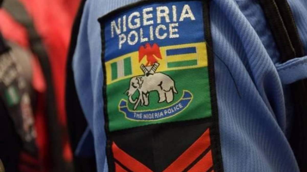 Внаслідок зіткнення автобуса з навантажувачем у Нігерії згоріло 13 людей