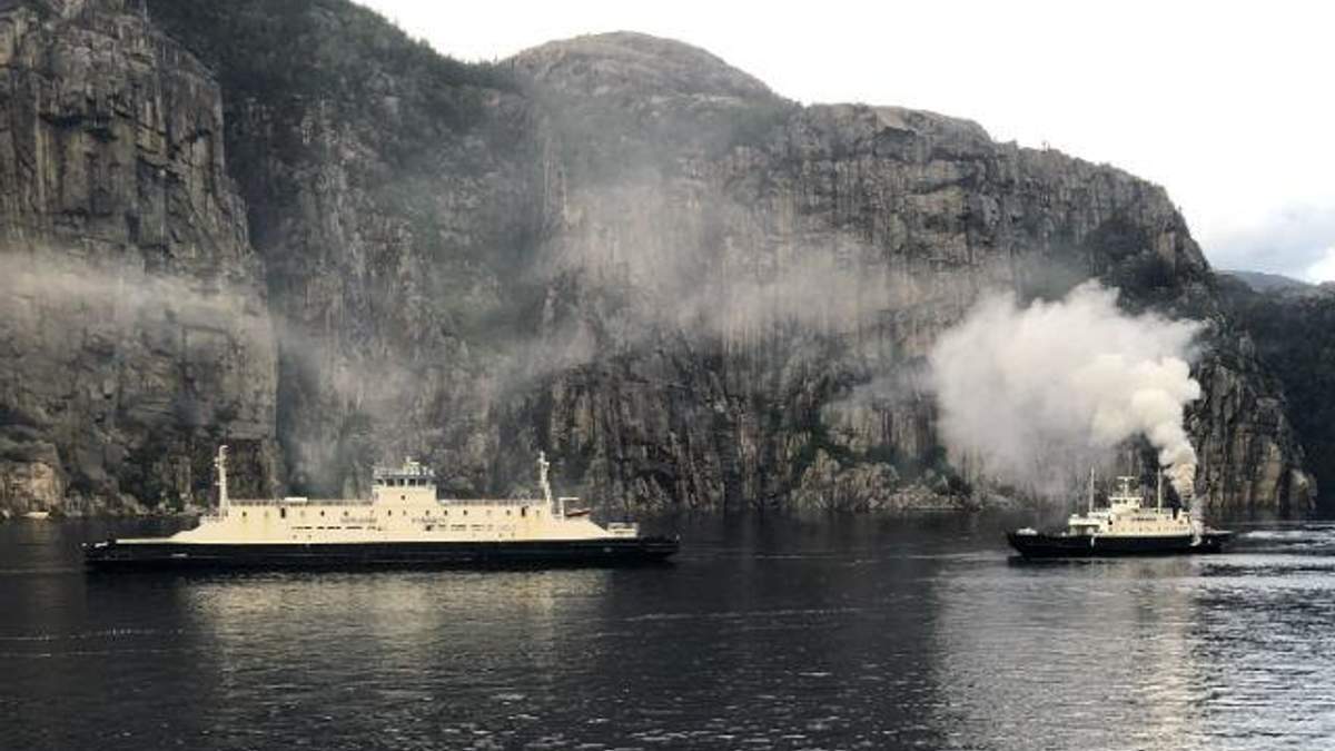 В Норвегии в море загорелся туристический паром: пассажиров и персонал эвакуировали