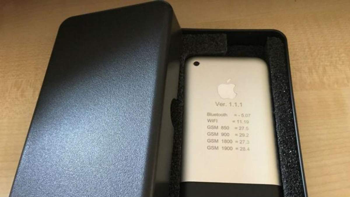 Редкий iPhone 2G продают за 12 тысяч долларов