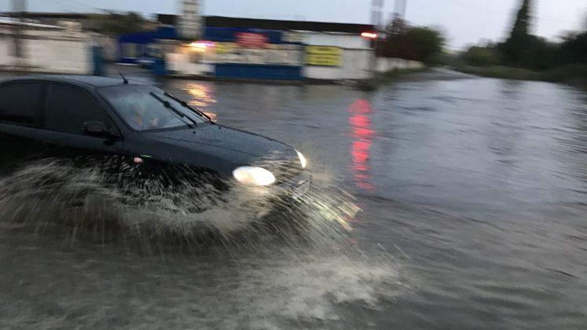 Одессу накрыл мощный ливень: улицы затопило, город остановился в пробках