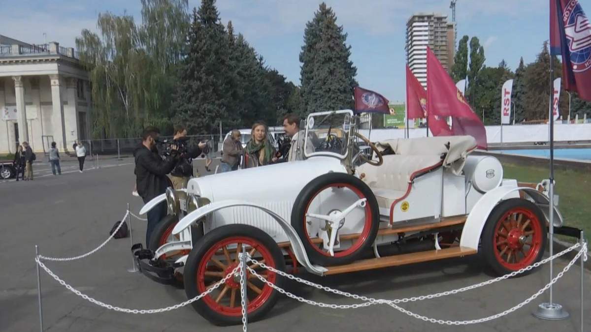 В Киеве на фестивале представили около 1000 легендарных и уникальных ретроавтомобилей: фото