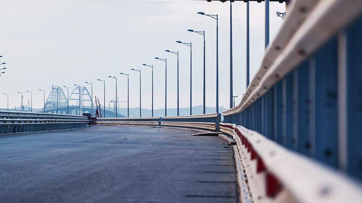 Частина Кримського мосту обвалилась: фото та відео