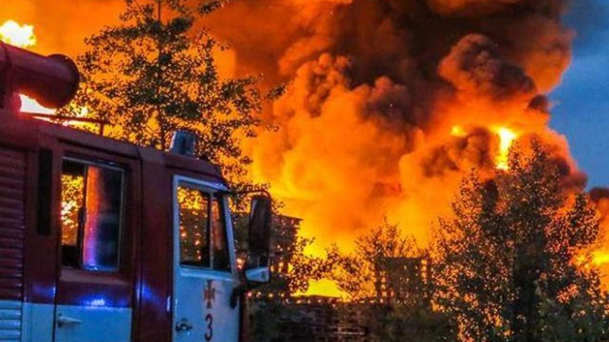 В Киеве горит киоск: жуткие видео с места происшествия