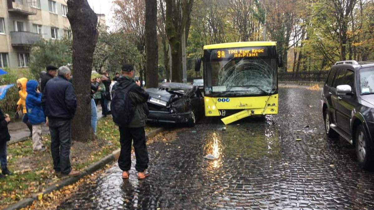 В заполненный автобус въехала легковушка на еврономерах во Львове: водитель скрылся с места ДТП
В заполненный автобус въехала легковушка на еврономерах во Львове: водитель скрылся с места ДТП