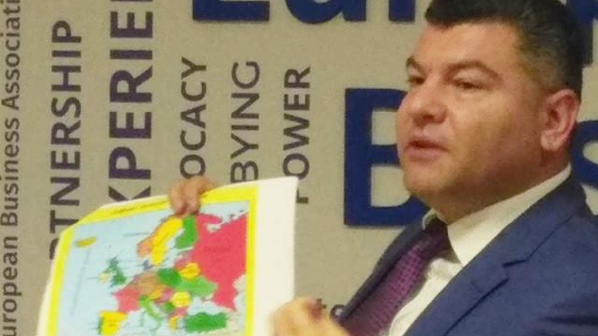 Голова "Укртрансбезпеки" потрапив у скандал, показавши карту з "російським" Кримом: фото