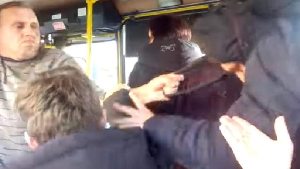 У Львові водій маршрутки накинувся з кулаками на підлітка: відео