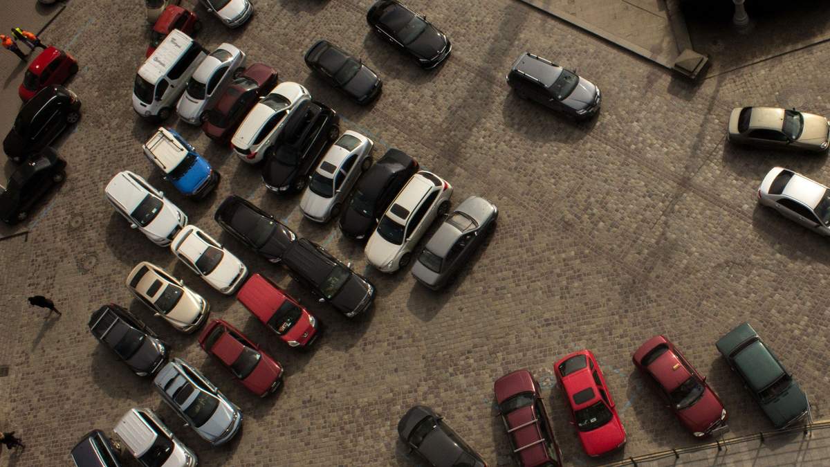 Відкриті парковки всередині невеликих ЖК тепер під забороною: як їх замінять
