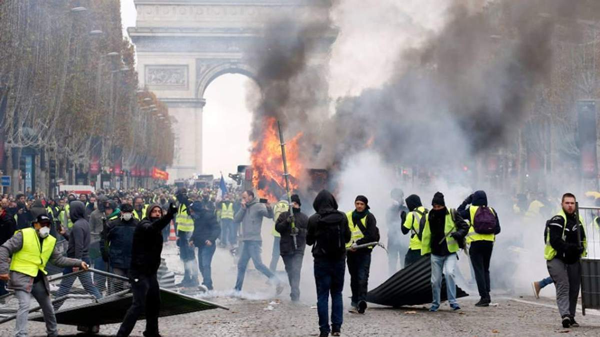 Протести жовтих жилетів у Франції 2018 - причини та чи є в цьому слід Росії