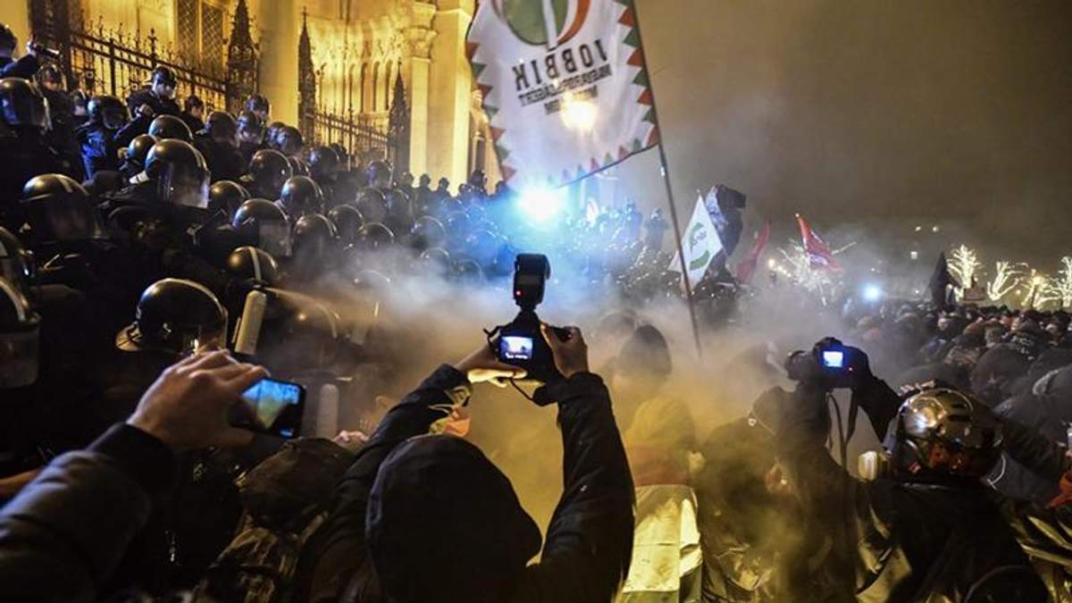 У Будапешті влаштували мітинг проти "рабського закону": поліція застосувала сльозогінний газ У Будапешті влаштували мітинг проти "рабського закону": поліція застосувала сльозогінний газ