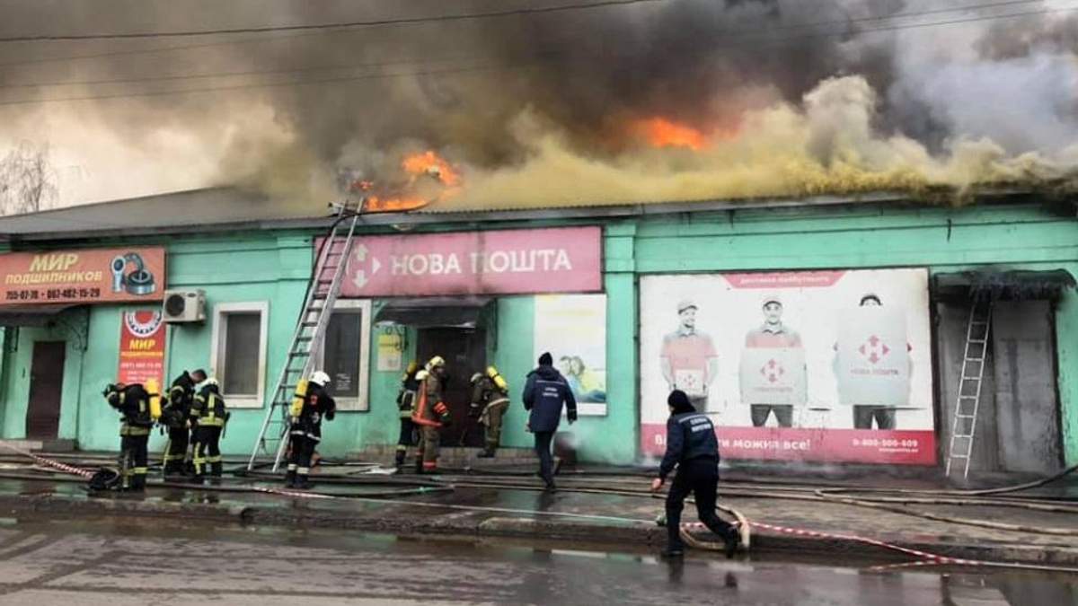 Масштабна пожежа в Одесі, горить відділення "Нової пошти": фото, відео Масштабна пожежа в Одесі, горить відділення "Нової пошти": фото, відео