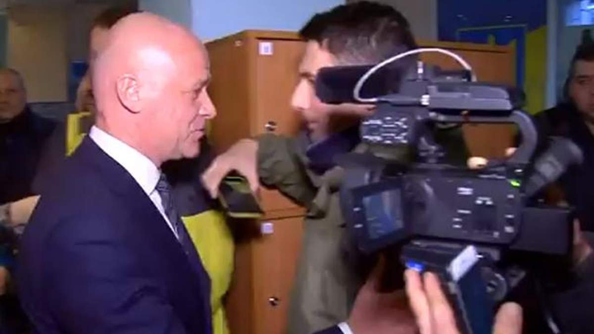 Мер Одеси Труханов штовхнув журналіста після засідання суду у своїй справі: відеодказ